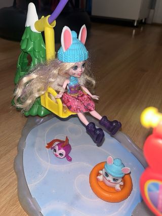 Pista de esquí Enchantimals con muñecas y mascotas
