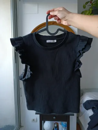 Top Zara negro volantes sin mangas