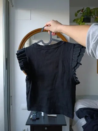 Top Zara negro volantes sin mangas