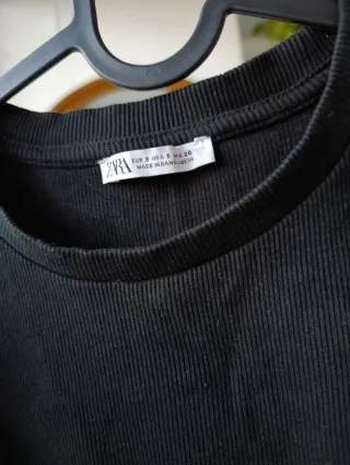 Top Zara negro volantes sin mangas