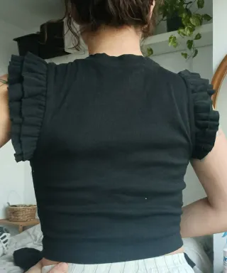 Top Zara negro volantes sin mangas