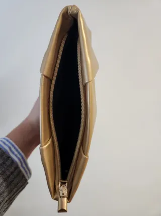 Bolso de mano o neceser dorado