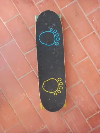 Tabla Skate con huellas azul y amarillo