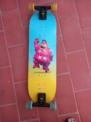 Tabla Skate con huellas azul y amarillo