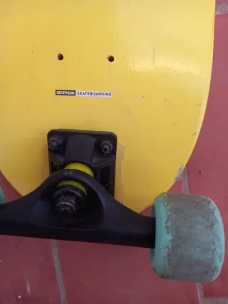 Tabla Skate con huellas azul y amarillo