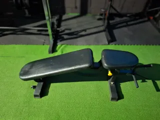 Rack de gimnasio con banco profesional