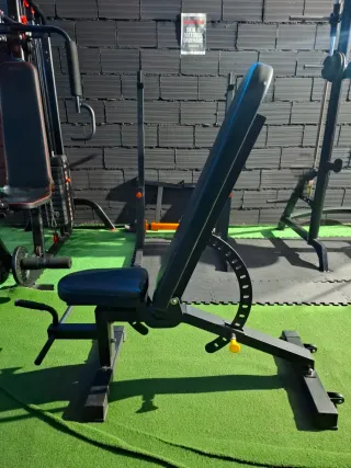 Rack de gimnasio con banco profesional