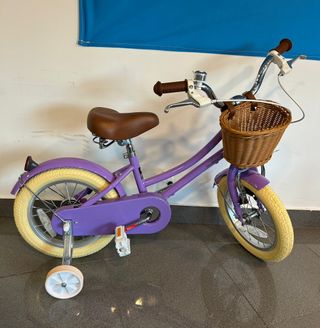 Bicicleta infantil morada con cesta