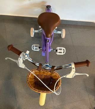 Bicicleta infantil morada con cesta