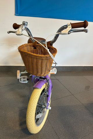 Bicicleta infantil morada con cesta