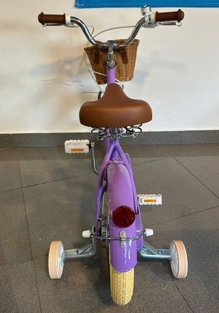 Bicicleta infantil morada con cesta