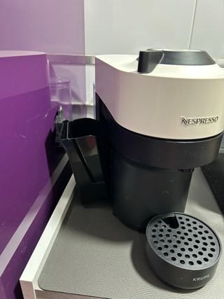 Cafetera Nespresso Vertuo Blanca y Negra
