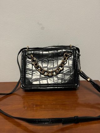 Bolso Zara negro con cadena dorada