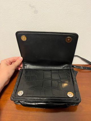 Bolso Zara negro con cadena dorada