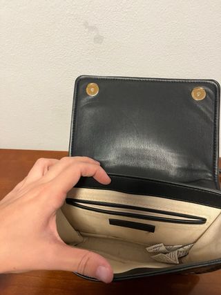 Bolso Zara negro con cadena dorada