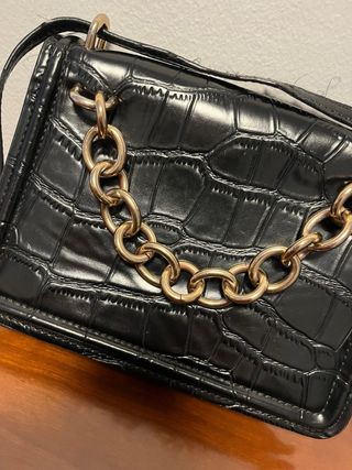 Bolso Zara negro con cadena dorada