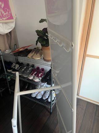 URGE. Espejo de pie blanco con perchero