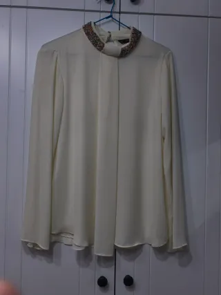 Blusa Zara cuello joya beige