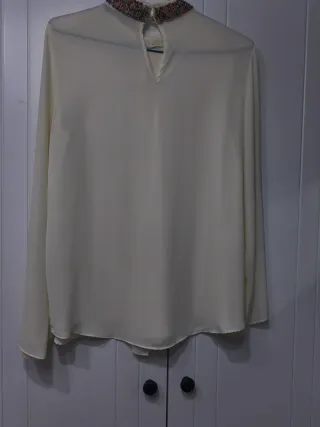 Blusa Zara cuello joya beige