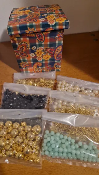 Scatola con accessori per bigiotteria