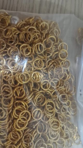 Scatola con accessori per bigiotteria