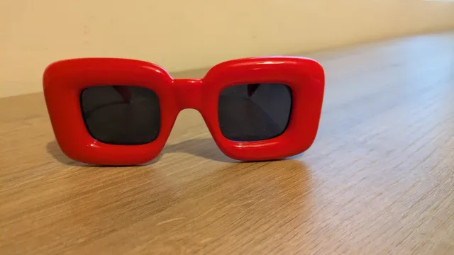 Gafas de sol rojas y negras