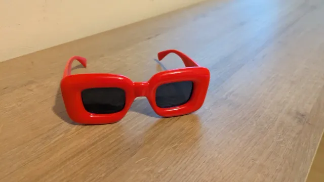 Gafas de sol rojas y negras