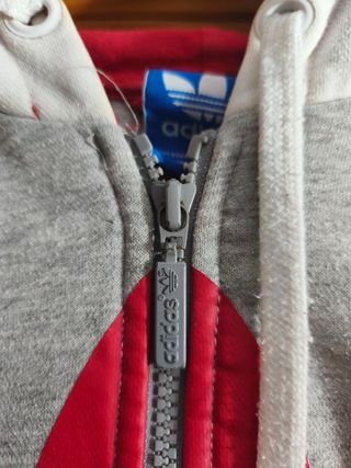 Sudadera Adidas Color Gris, Rojo y Blanco Talla S.