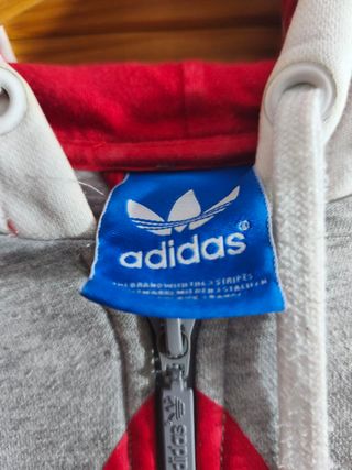 Sudadera Adidas Color Gris, Rojo y Blanco Talla S.
