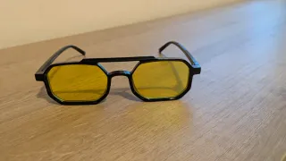 Gafas de sol negras y amarillas