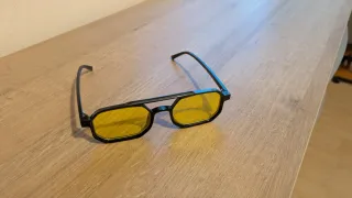 Gafas de sol negras y amarillas