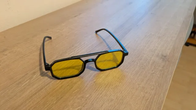 Gafas de sol negras y amarillas