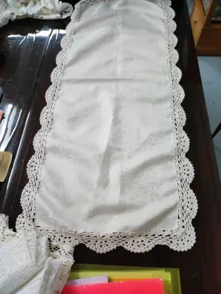 Camino de mesa con encaje más tapete los cuatro