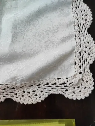 Camino de mesa con encaje más tapete los cuatro