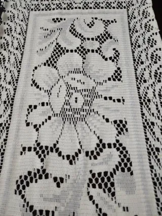 Camino de mesa con encaje más tapete los cuatro