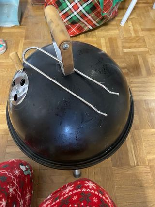 Parrilla Negra Metálica con Detalles Madera