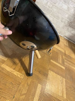 Parrilla Negra Metálica con Detalles Madera