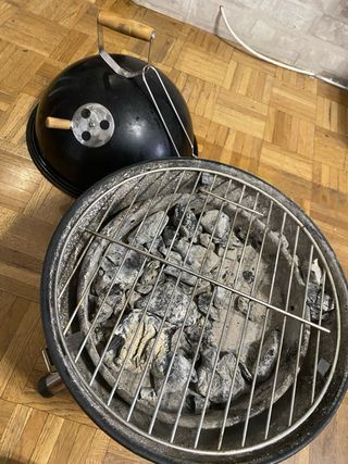 Parrilla Negra Metálica con Detalles Madera