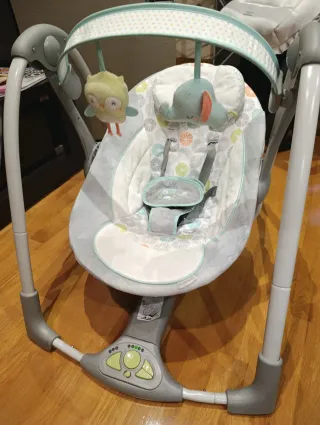 Mecedora para bebé con juguetes