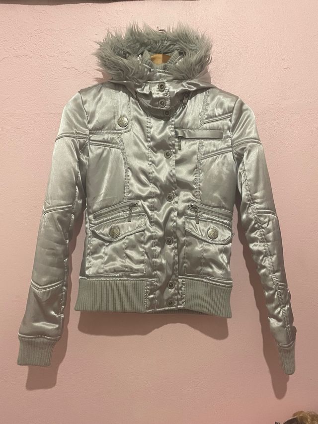Abrigo plateado Y2K con capucha y pelo