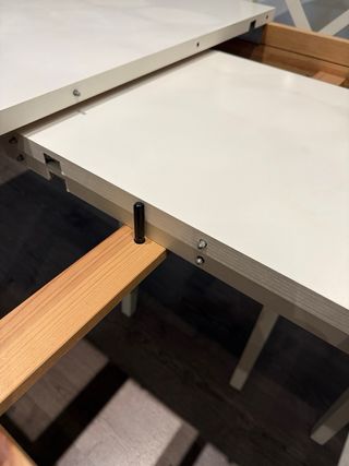 Mesa extensible IKEA modelo Bjursta, color blanco.