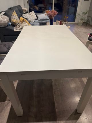 Mesa extensible IKEA modelo Bjursta, color blanco.