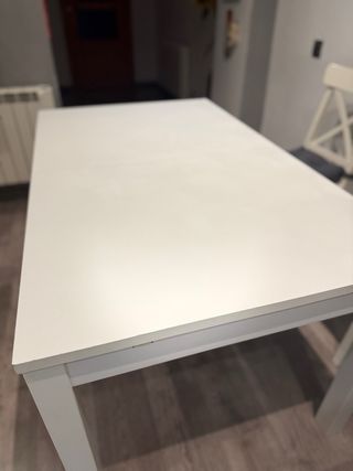 Mesa extensible IKEA modelo Bjursta, color blanco.