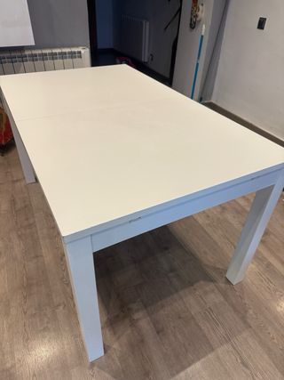 Mesa extensible IKEA modelo Bjursta, color blanco.