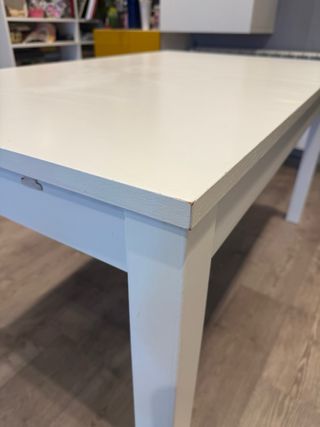 Mesa extensible IKEA modelo Bjursta, color blanco.