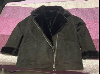 Cazadora de pelo negra