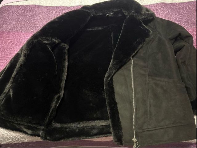 Cazadora de pelo negra