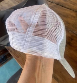 Gorra BP con rejilla trasera gris y blanca