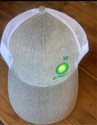 Gorra BP con rejilla trasera gris y blanca