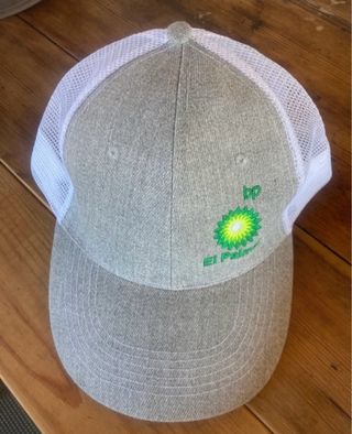 Gorra BP con rejilla trasera gris y blanca